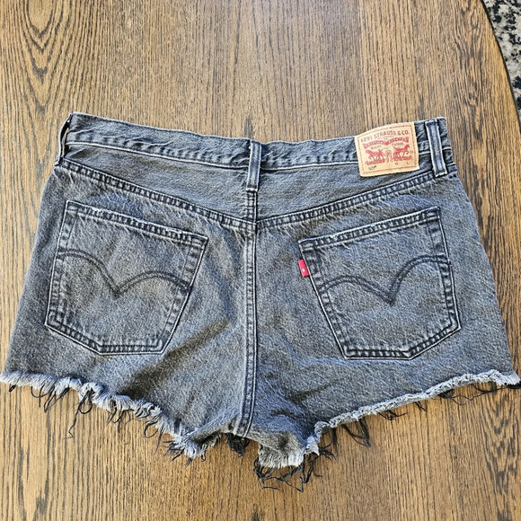 Levi's 501 Black Faded Wash Raw Hem Jean Button Fly Shorts Size Women 12/32 - Picture 2 of 6